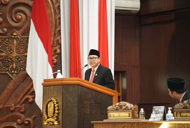 Juru Bicara Fraksi PKB, Muhammad Ashari, memaparkan Pandangan Umum Fraksi PKB dalam Rapat Paripurna DPRD Jatim, Senin (29/09/2025).