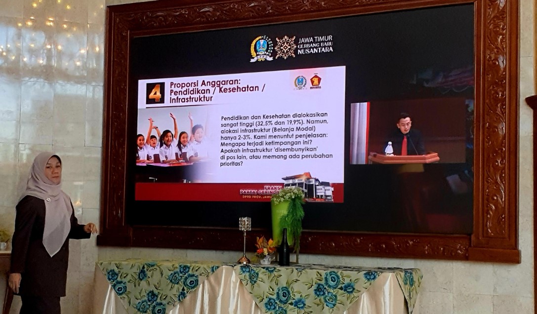 Layar menampilkan Juru Bicara Fraksi Gerindra DPRD Jatim, Aufa Zhafiri, saat membacakan pandangan umum fraksi dalam rapat paripurna, Senin (29/09/2025).