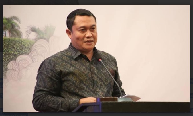 Anggota Fraksi PDIP DPRD Jatim, Agus Wicaksono, saat memaparkan pandangan umum terkait DBHCHT di rapat paripurna DPRD Jatim, Senin (29/09/2025).