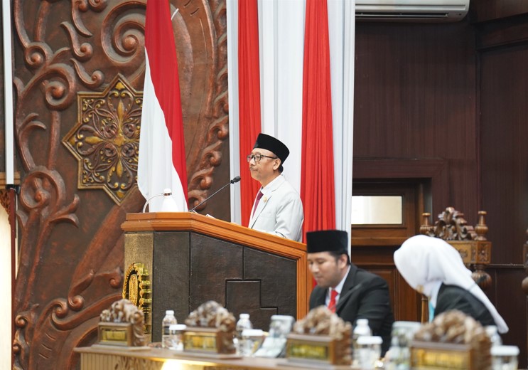 Juru bicara Fraksi PAN DPRD Jatim, Suli Daim, saat membacakan pandangan umum fraksinya terkait perubahan Perda PDRD dalam rapat paripurna DPRD Jatim, Senin (29/09/2025).
