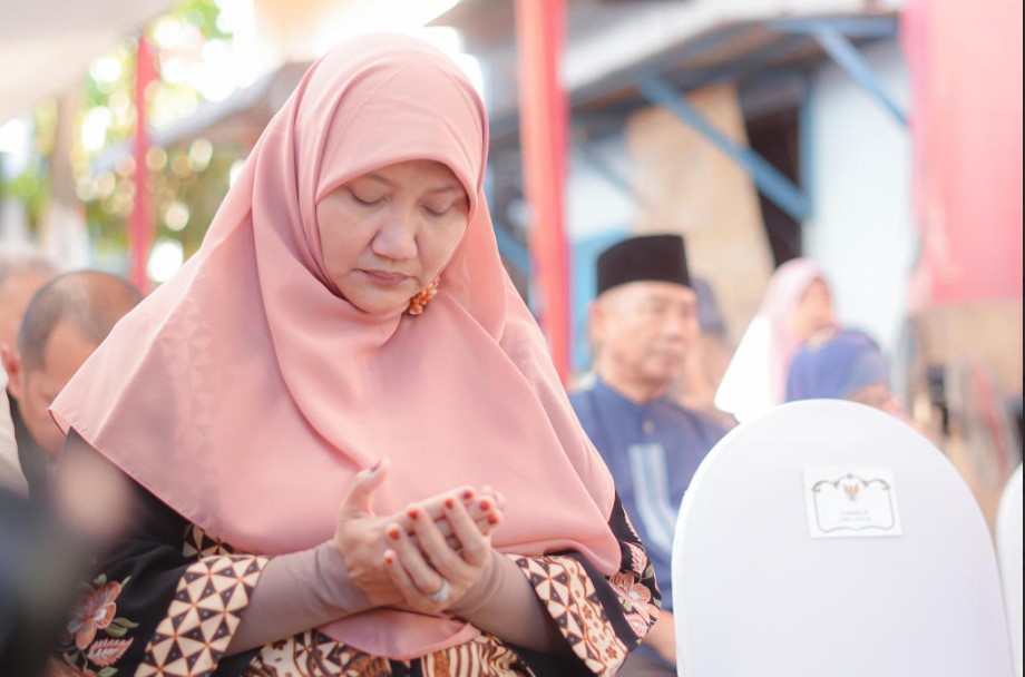 Lilik Hendarwati saat berdoa untuk korban musibah runtuhnya mushala Ponpes Al Khoziny.