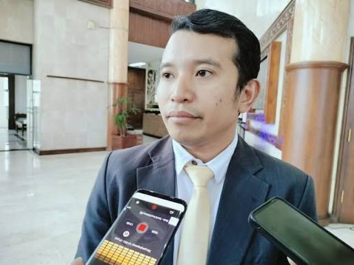 Adam Rusydi memberikan pernyataan terkait pengawasan pajak MBLB di Jawa Timur.