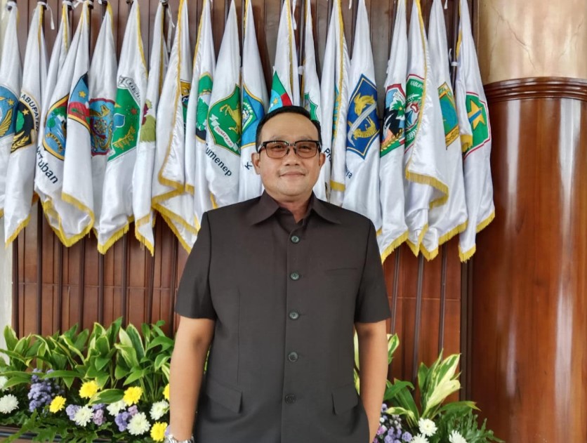 Blegur Prijanggono memberikan keterangan kepada media tentang peringatan HUT ke-61 Partai Golkar dan komitmen pelayanan masyarakat.