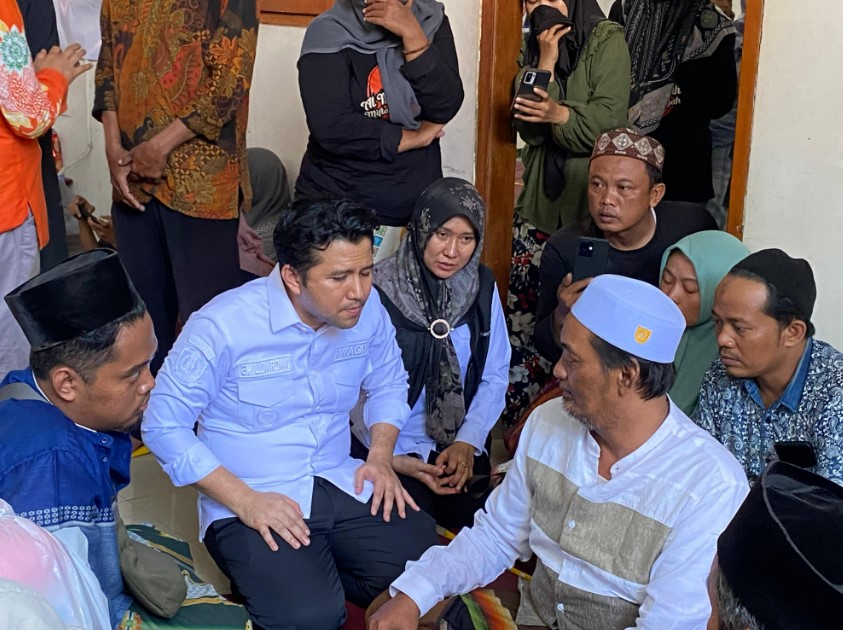 Sri Wahyuni bersama Emil Elestianto Dardak meninjau lokasi robohnya masjid Ponpes Al Khoziny di Sidoarjo dan menemui keluarga korban.