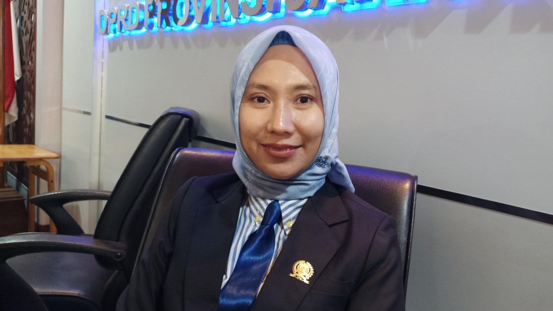 Sri Wahyuni menyampaikan pernyataan usai meninjau lokasi tragedi Ponpes Al Khoziny bersama Wakil Gubernur Jawa Timur Emil Elestianto Dardak.