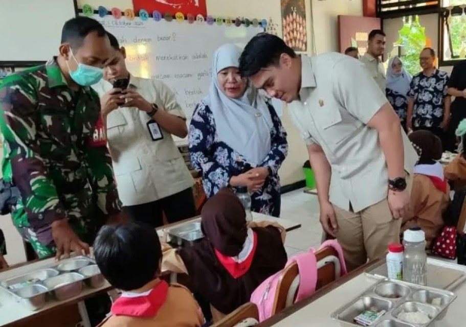 Cahyo Harjo Prakoso saat melakukan sidak distribusi Program Makan Bergizi Gratis (MBG) di SDN I Kalirungkut, Surabaya.