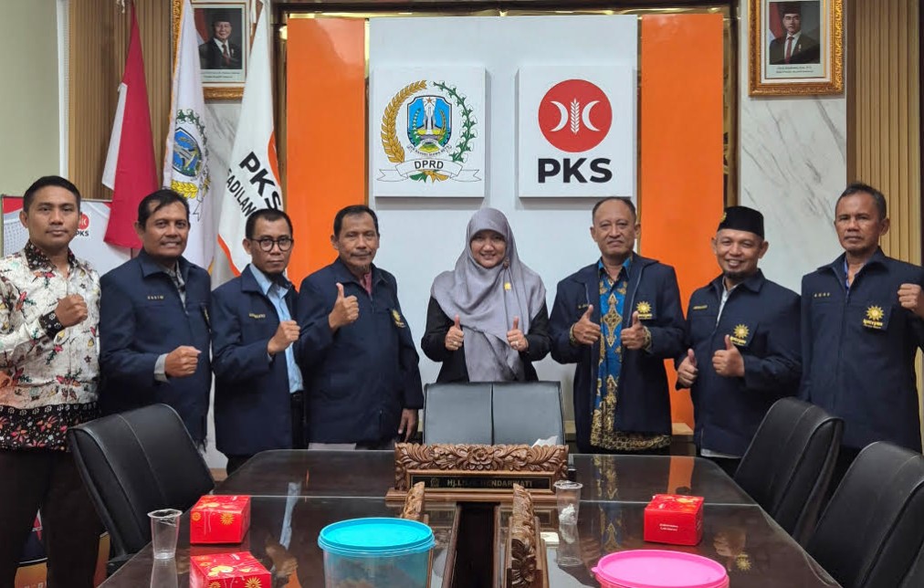 Ketua Fraksi PKS DPRD Jatim, Lilik Hendarwati, berbincang dengan perwakilan LPRCPM Kota Surabaya dalam kunjungan silaturahim membahas pembinaan anak muda di Surabaya.