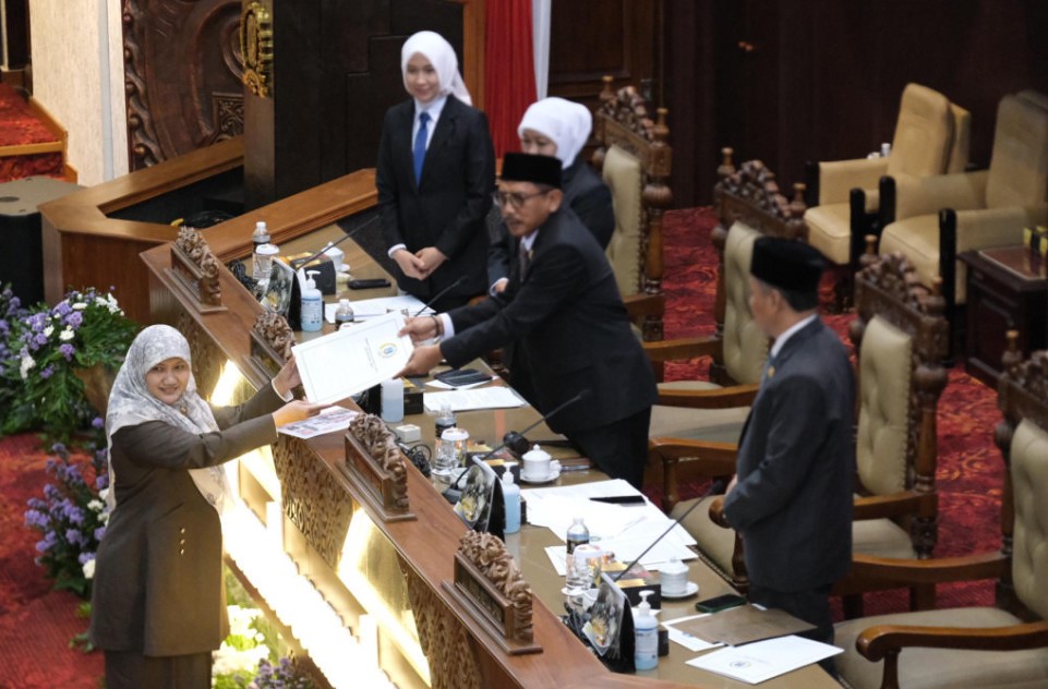 Ketua Fraksi PKS DPRD Jatim, Lilik Hendarwati, menyerahkan pandangan akhir fraksi kepada pimpinan rapat dalam Paripurna DPRD Jawa Timur terkait Raperda Perubahan Bentuk Hukum Jamkrida.