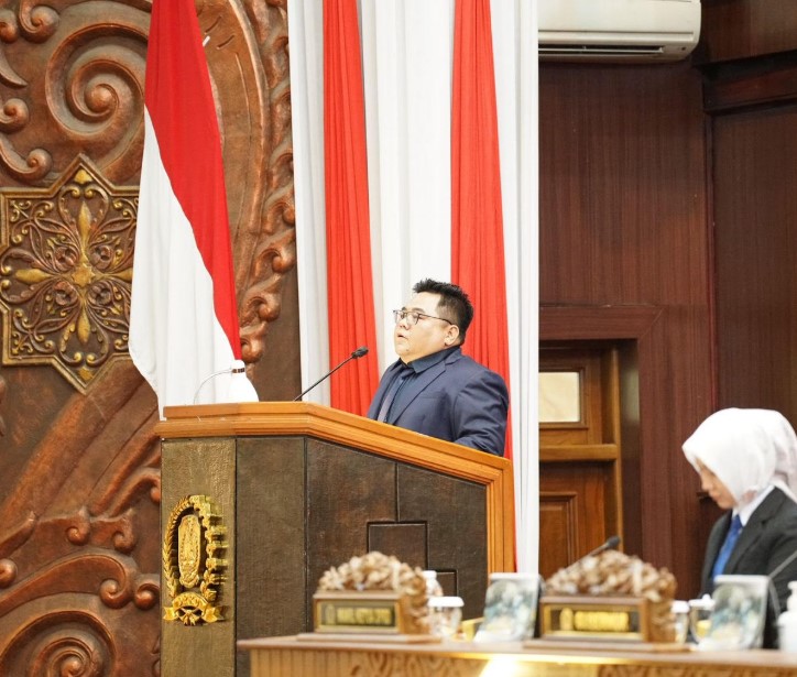 Juru Bicara Fraksi PKB DPRD Jawa Timur, Salim Azhar, saat menyampaikan pandangan akhir Fraksi PKB pada Rapat Paripurna DPRD Jatim, Senin (06/10/2025).