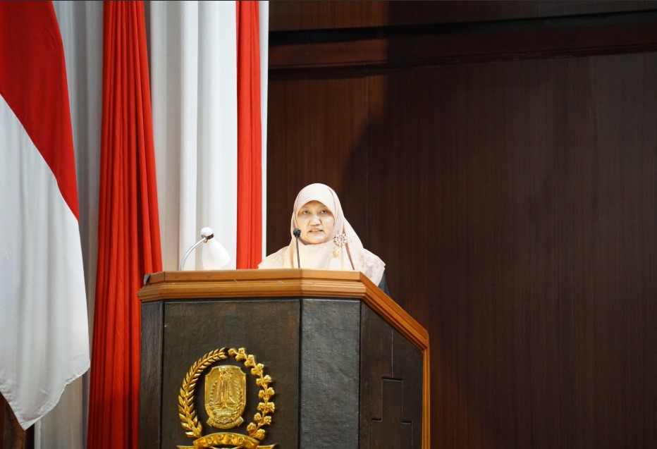 Lilik Hendarwati, Ketua Fraksi PKS DPRD Jatim, menyampaikan pendapat akhir fraksi dalam rapat paripurna DPRD Jawa Timur.