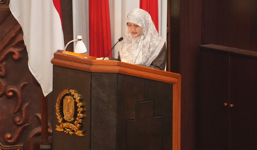Lilik Hendarwati, Juru Bicara Fraksi PKS DPRD Jawa Timur, menyampaikan pandangan akhir fraksi dalam Rapat Paripurna DPRD Jatim.