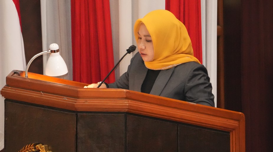 Juru Bicara Fraksi PPP-PSI DPRD Jawa Timur, Zeiniye, saat membacakan pendapat akhir fraksi dalam rapat paripurna di Gedung DPRD Jawa Timur, Senin (06/10/2025).