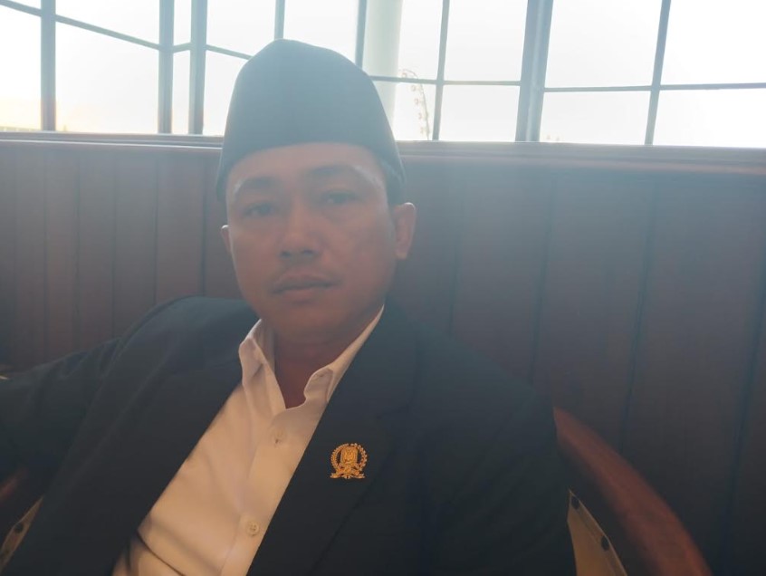 Denny Prasetyo memberikan pernyataan kepada wartawan usai rapat Komisi B DPRD Jawa Timur membahas industri tembakau dan pemasaran cerutu Jember di Surabaya, Selasa (07/10/2025).