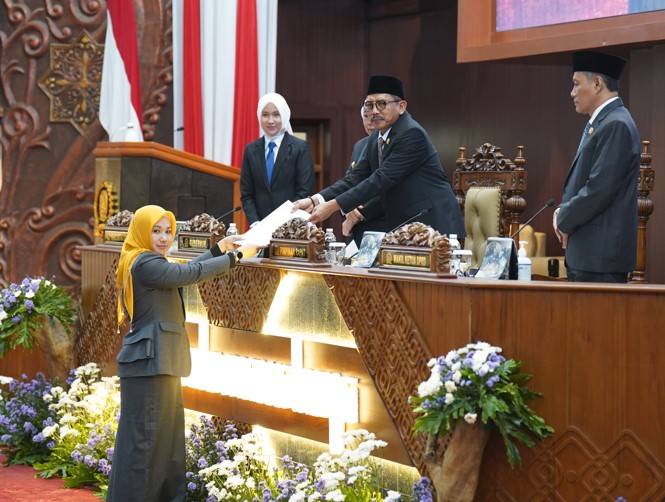 Zeiniye, Juru Bicara Fraksi PPP–PSI DPRD Jawa Timur, menyampaikan pandangan akhir fraksi dalam Rapat Paripurna DPRD Jatim terkait pengesahan Raperda Perubahan Bentuk Hukum Jamkrida Jatim menjadi Perseroda, Senin (06/10/2025).