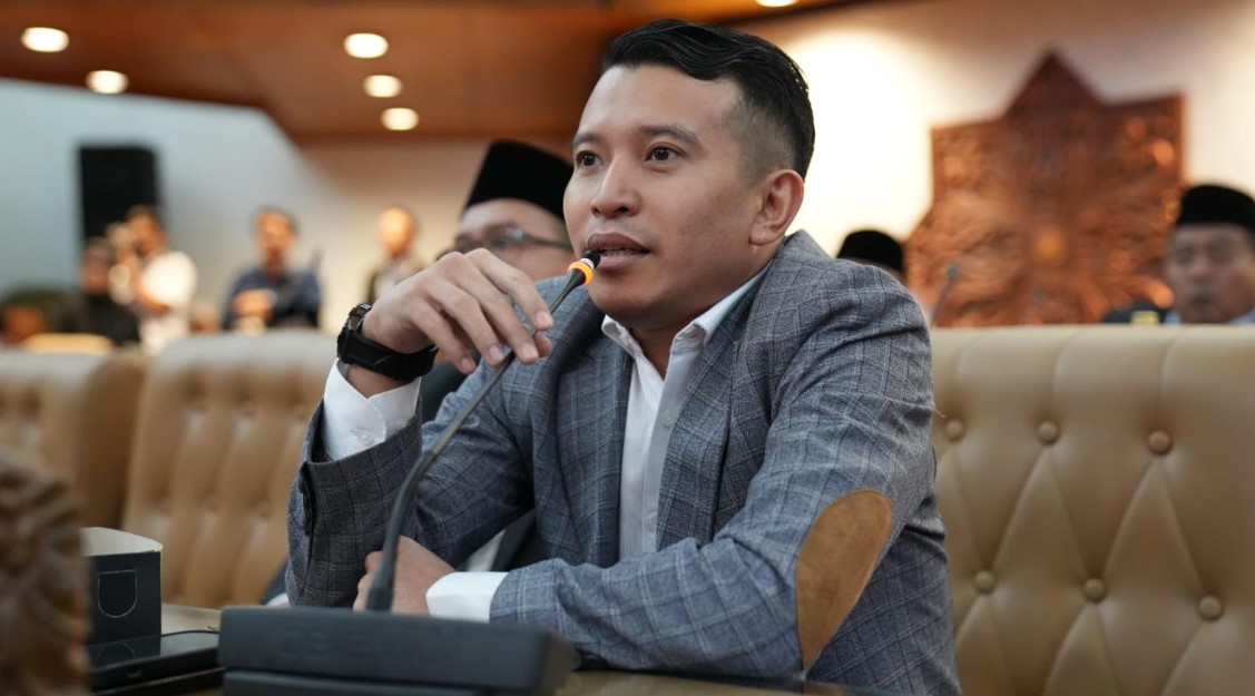 Ketua Komisi C DPRD Jawa Timur, Adam Rusydi, saat memberikan keterangan kepada wartawan di gedung DPRD Jatim, Surabaya.