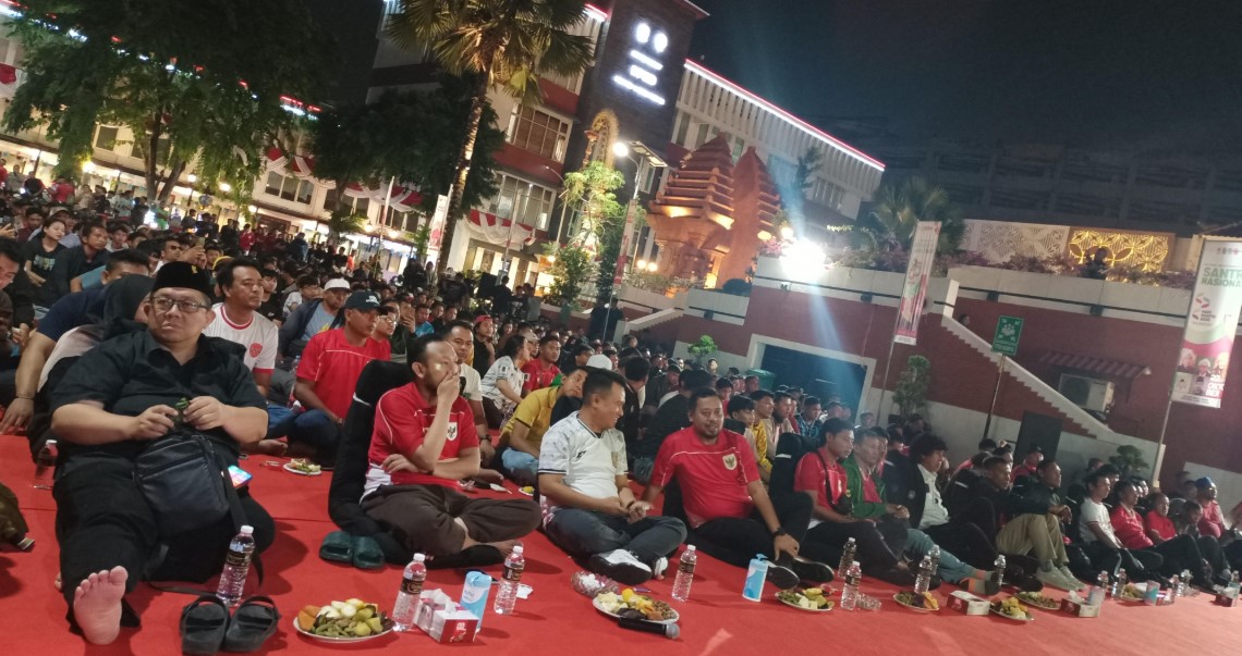 Anggota DPRD Jawa Timur, Harisandi Savari, saat menghadiri acara nobar Timnas Indonesia vs Arab Saudi di halaman Gedung DPRD Jatim, Surabaya.