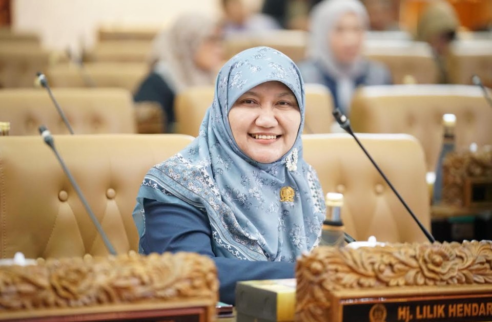 Lilik Hendarwati saat memberikan keterangan kepada media terkait rencana penempatan dana pemerintah di Bank Jatim.