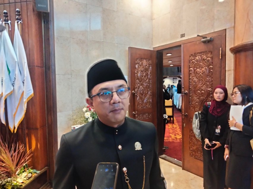 Wakil Ketua DPRD Jawa Timur, Deni Wicaksono, saat diwawancarai usai memimpin Rapat Paripurna Istimewa Hari Jadi ke-80 Provinsi Jawa Timur di Gedung DPRD Jatim, Minggu (12/10/2025).