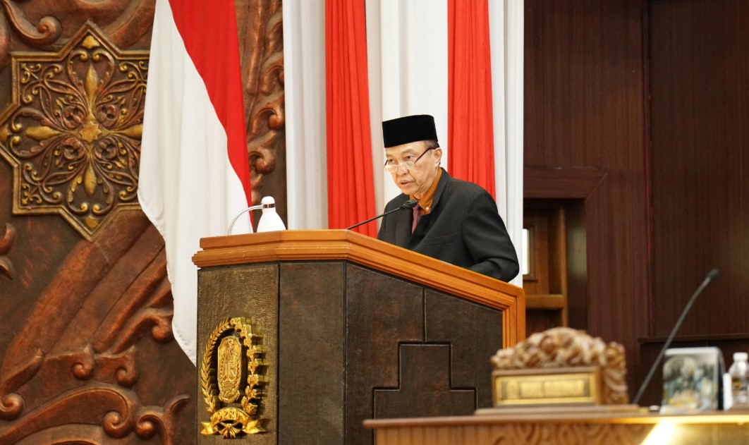 Martin Hamonangan, juru bicara Fraksi PDI Perjuangan DPRD Jatim, menyampaikan pandangan umum fraksi dalam rapat paripurna pembahasan perubahan Perda Nomor 3 Tahun 2010 tentang Penanggulangan Bencana. (Foto: Humas DPRD Jatim)