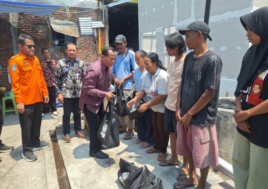 Rasiyo Serahkan Bantuan kepada Korban Kebakaran di Kecamatan Wonocolo