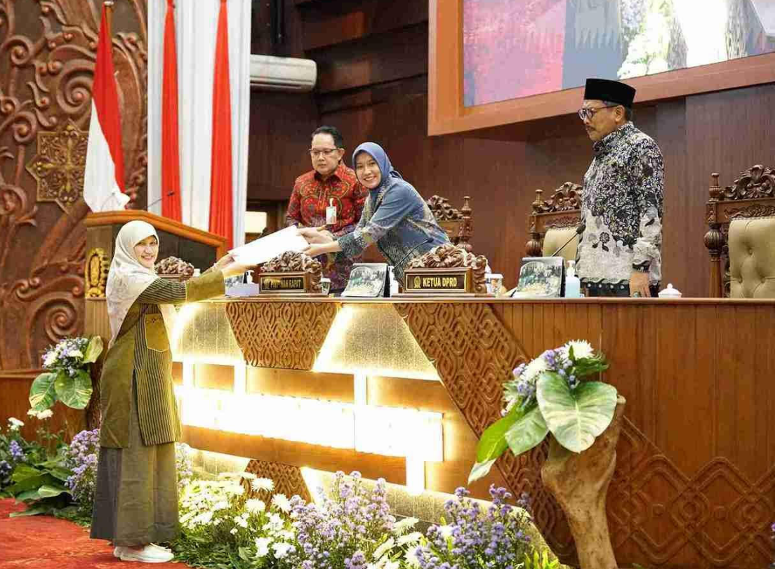 Juru Bicara Komisi C DPRD Jawa Timur, Lilik Hendarwati, saat menyampaikan laporan hasil pembahasan Raperda BUMD dalam rapat paripurna di Gedung DPRD Jatim.