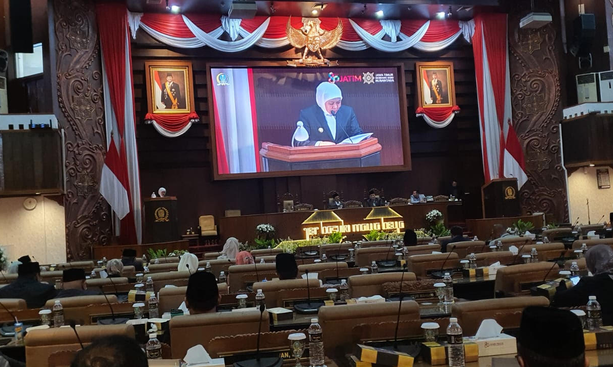 Gubernur Jawa Timur Khofifah Indar Parawansa menyampaikan pendapat resmi dalam rapat paripurna DPRD Jatim terkait Raperda pencabutan beberapa Perda, di Surabaya.