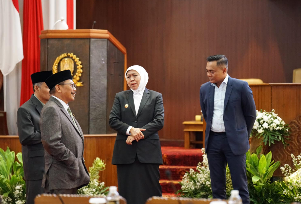 Gubernur Jawa Timur Khofifah Indar Parawansa saat rapat paripurna DPRD Jatim, Senin (20/10/2025).