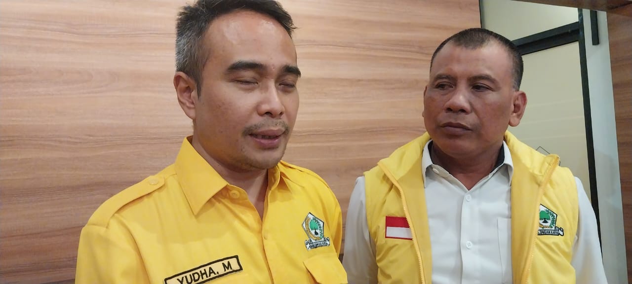 Pranaya Yudha Mahardhika, Ketua Fraksi Partai Golkar DPRD Jawa Timur, saat menyampaikan pandangan fraksi terkait proyeksi dan strategi peningkatan PAD 2026 di rapat paripurna DPRD Jatim.