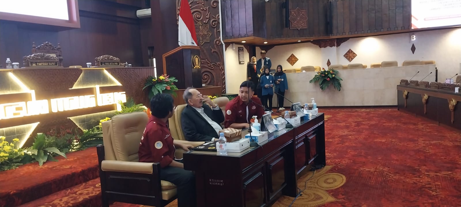 Dr. Freddy Poernomo, S.H., M.Hum. berdialog dengan mahasiswa BLM FISIP Unair dalam kunjungan ke DPRD Jawa Timur.