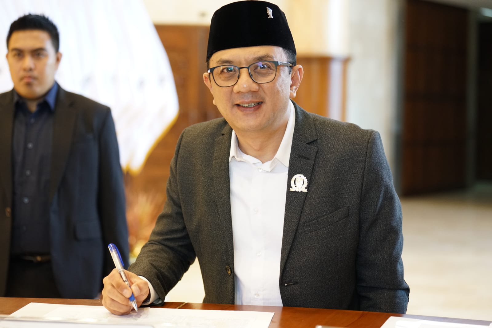 Wakil Ketua DPRD Jawa Timur Deni Wicaksono saat memberikan keterangan kepada wartawan usai rapat koordinasi pembahasan pembentukan Pansus BUMD di Gedung DPRD Jatim, Surabaya.