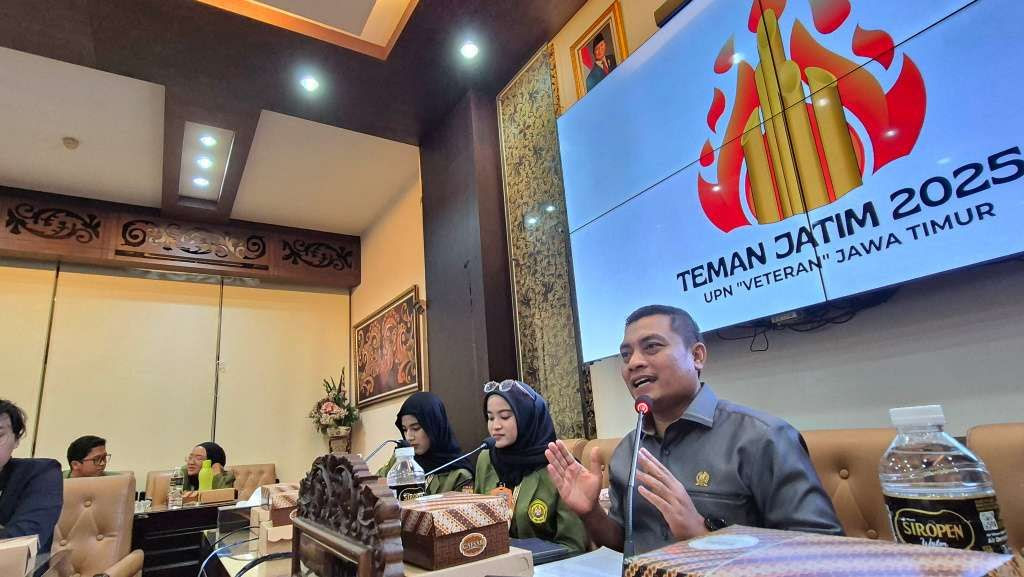 Anggota Komisi E DPRD Jatim Puguh Wiji Pamungkas menerima audiensi mahasiswa Administrasi Negara se-Jatim dan berdiskusi tentang penguatan ekosistem ekonomi kreatif.