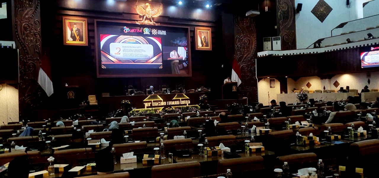 Suasana Rapat Paripurna DPRD Jawa Timur saat pembentukan Panitia Khusus (Pansus) Pengawas Kinerja BUMD, dipimpin oleh Wakil Ketua DPRD Jatim, Sri Wahyuni.