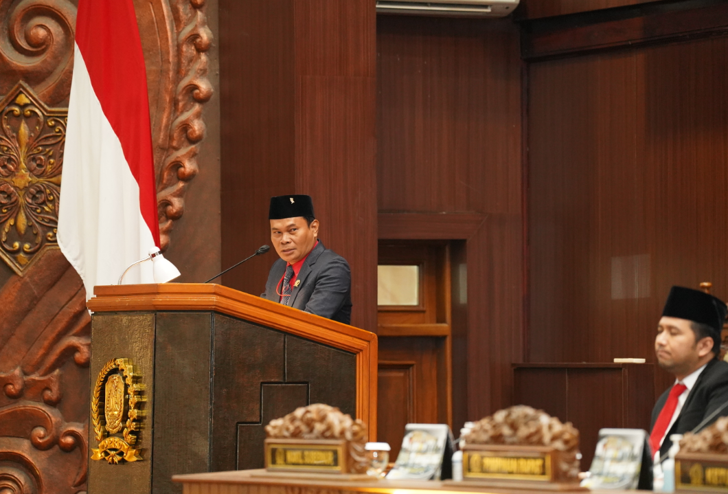 Juru Bicara Komisi D DPRD Jatim, Abrori, saat menyampaikan laporan hasil pembahasan Komisi D dalam Rapat Paripurna DPRD Provinsi Jawa Timur, Senin (03/11/2025).