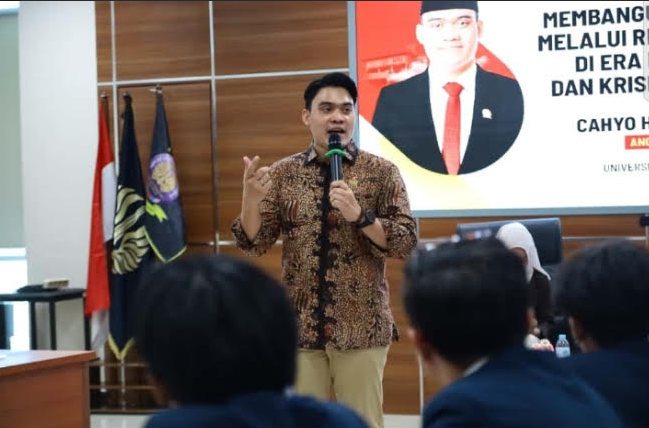 Anggota DPRD Provinsi Jawa Timur, Cahyo Harjo Prakoso, saat berdiskusi dengan mahasiswa Unesa dalam forum literasi digital, Surabaya (04/11/2025).
