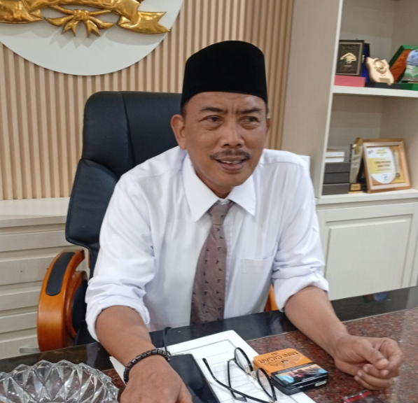 Ketua DPRD Jatim Drs. M. Musyafak Rouf saat memberikan keterangan pers di Gedung DPRD Jatim terkait pentingnya pendampingan pemerintah dalam pembangunan pesantren.