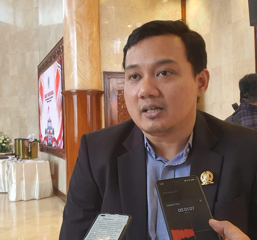 Anggota DPRD Jatim Dapil Surabaya, Fuad Benardi, saat memberi keterangan terkait kondisi saluran air di kawasan Surabaya pascahujan deras, (05/11/2025).