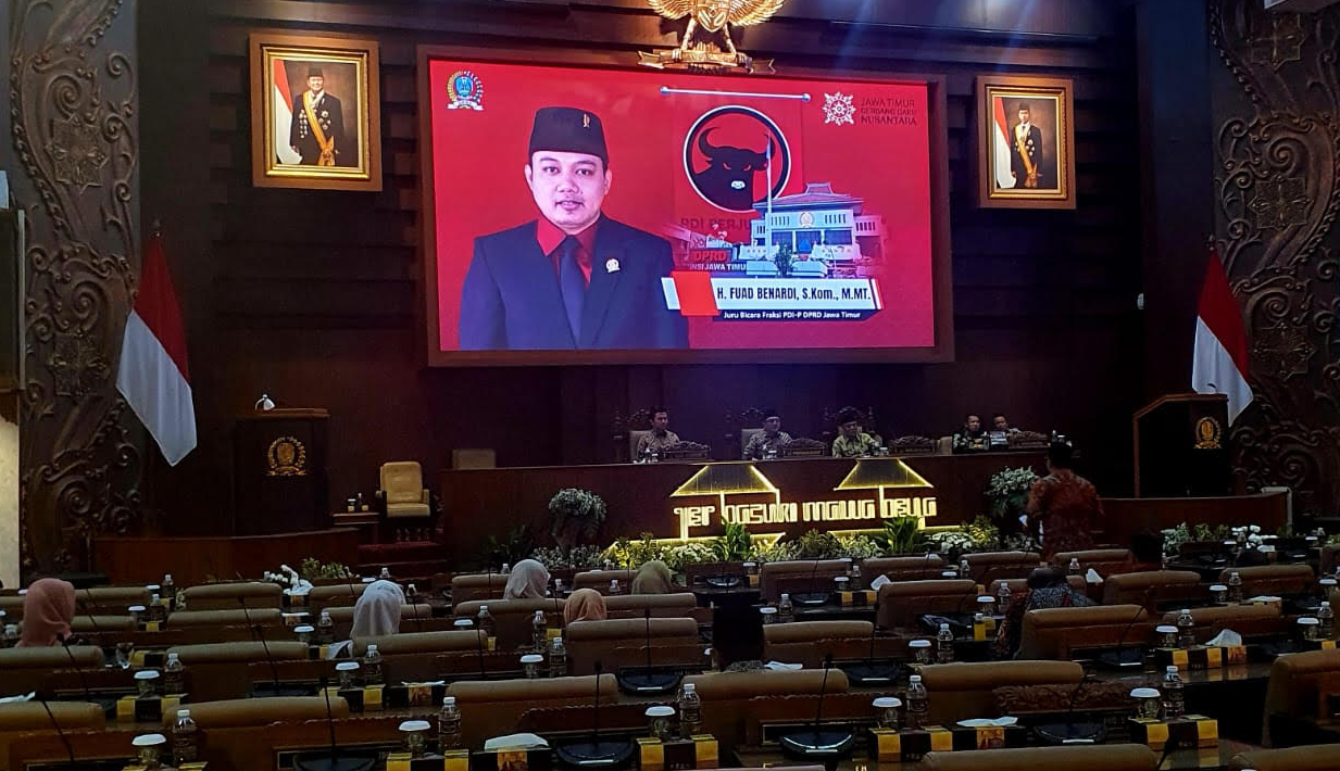 Juru bicara Fraksi PDIP DPRD Jawa Timur, Fuad Benardi, menyampaikan pandangan fraksi dalam rapat paripurna pembahasan Raperda Penyelenggaraan Kehutanan di Gedung DPRD Jatim, (06/11/2025).