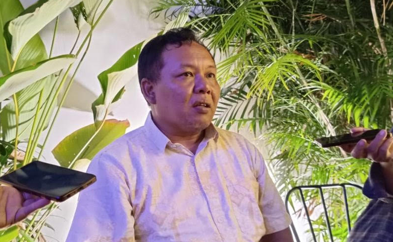 Hadi Setiawan memberikan keterangan di Gedung DPRD Jawa Timur.