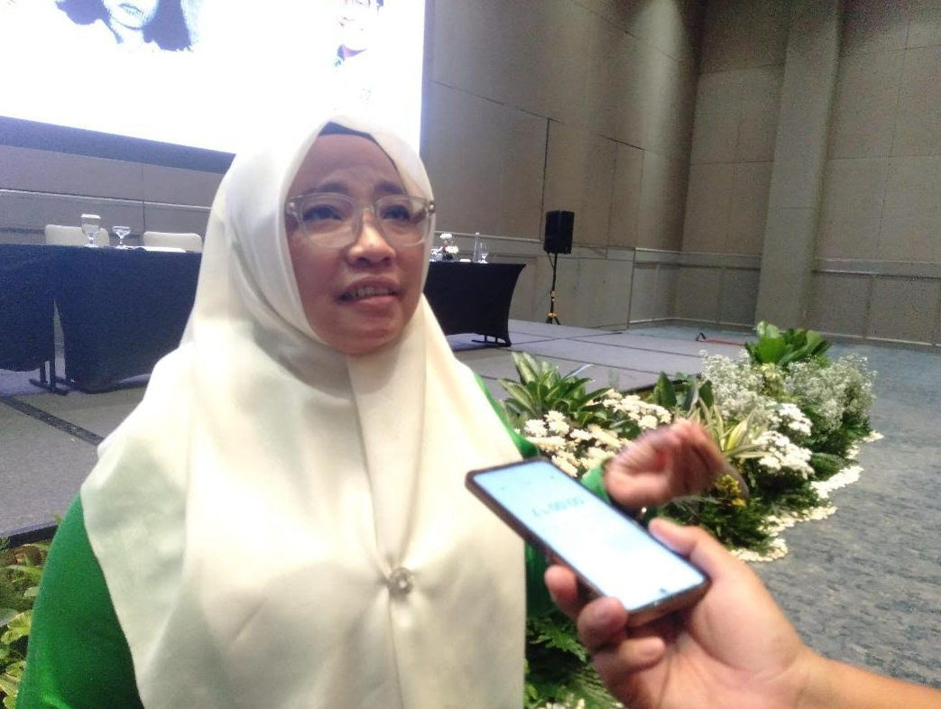 Hikmah Bafaqih memberikan keterangan kepada media terkait tingkat perkawinan anak di Provinsi Jawa Timur.