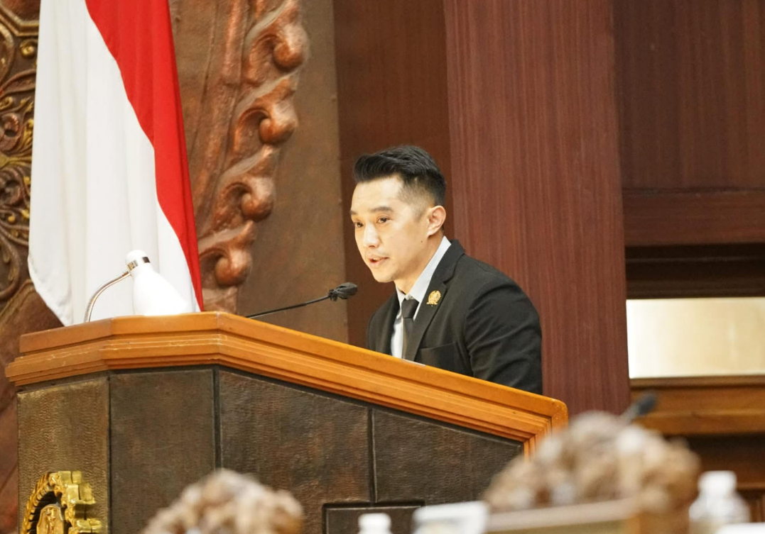 Erick Komala menyampaikan laporan Badan Anggaran DPRD Jawa Timur dalam Rapat Paripurna, Rabu (12/11/2025), di Ruang Rapat Paripurna Gedung DPRD Jawa Timur Indrapura.