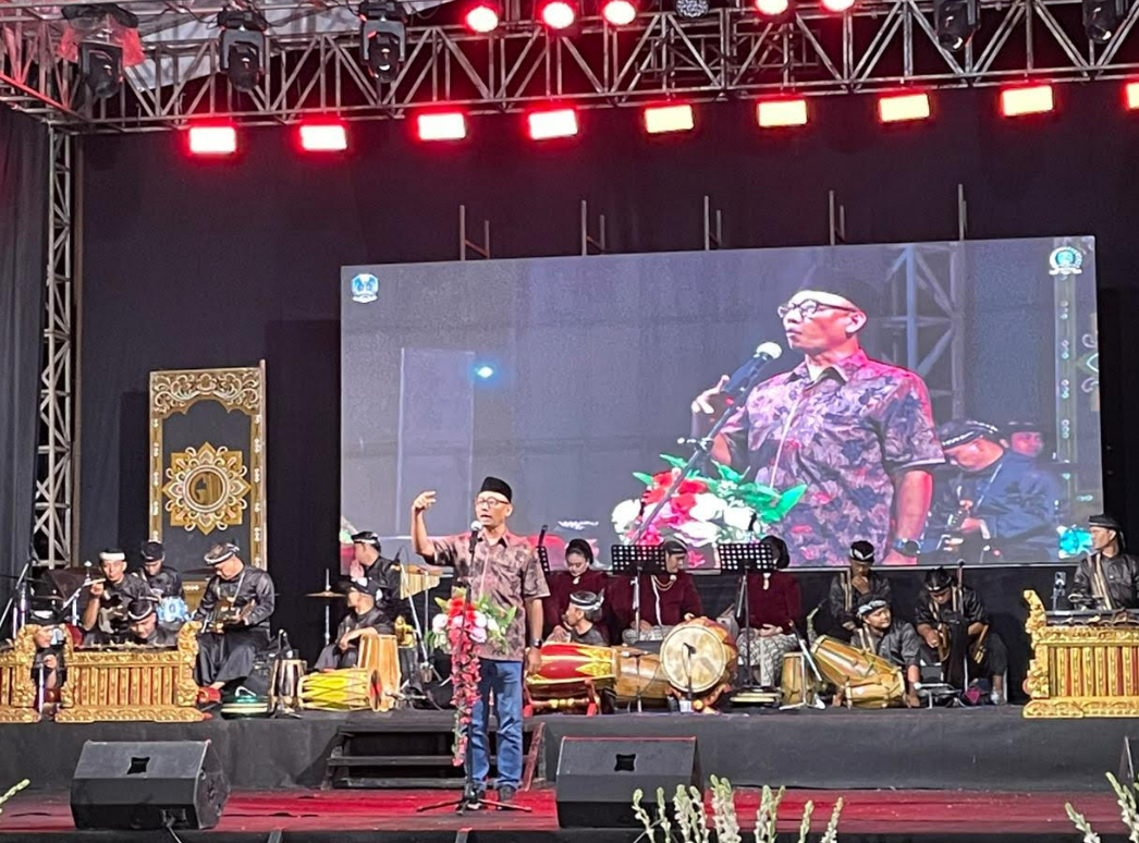 Dr. H. Suli Da’im memberikan keterangan kepada wartawan tentang pentingnya pelestarian seni tradisional dalam acara Campursari di Ngrayun, Ponorogo (12/11/2025).