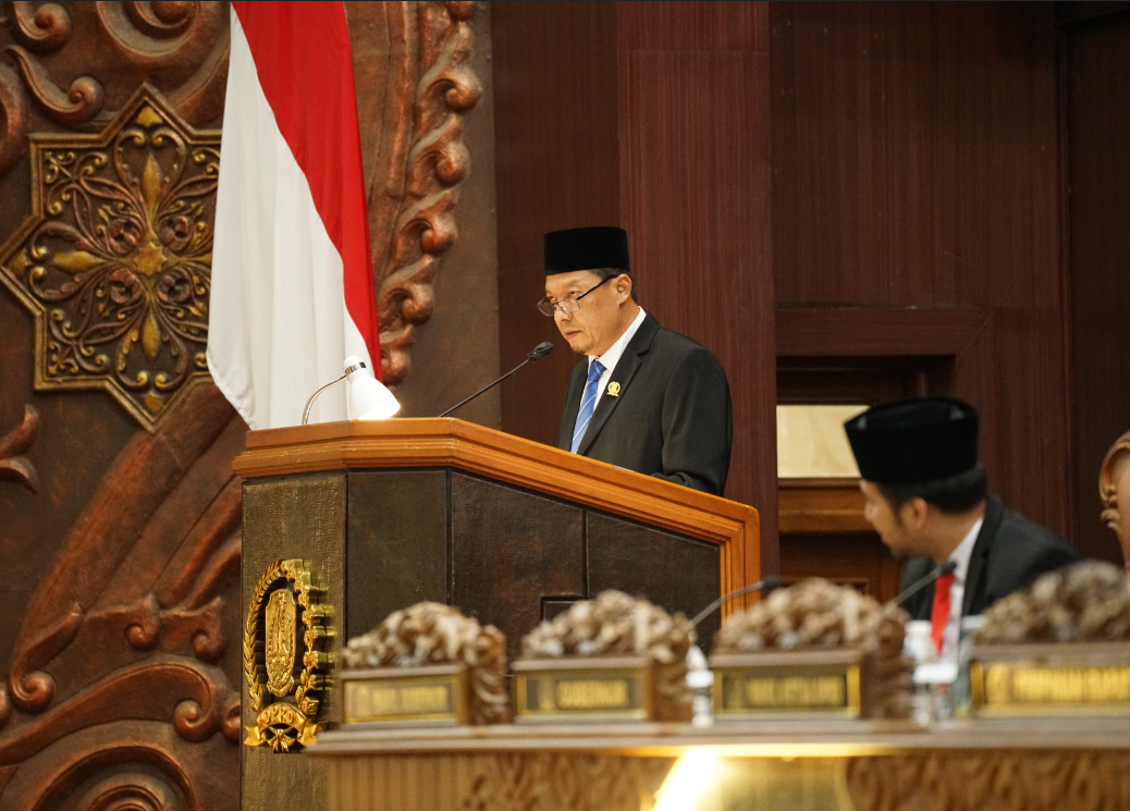 Juru Bicara Fraksi NasDem DPRD Jawa Timur, H. Suwandy Firdaus, menyampaikan pandangan umum fraksi dalam Rapat Paripurna pembahasan RAPBD Jatim 2026 di Gedung DPRD Jatim.
