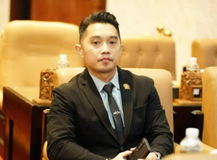 Juru Bicara Komisi A DPRD Jawa Timur, Erick Komala, menyampaikan laporan hasil pembahasan Perubahan Perda SOTK dalam rapat paripurna.