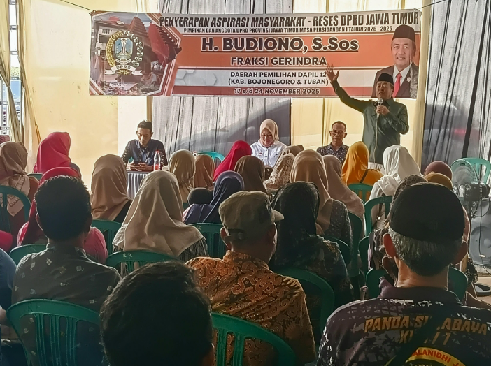 Budiono saat berdialog dengan petani dalam Reses III DPRD Jatim di Desa Megarsari, Plumpang, Tuban.