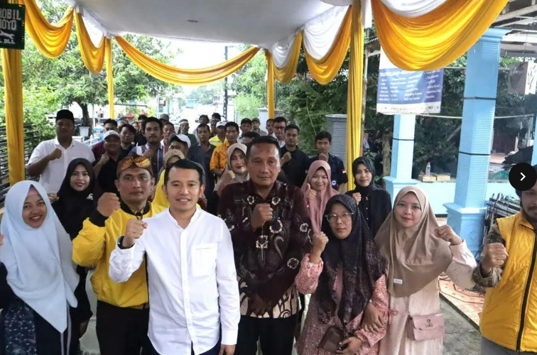 Anggota DPRD Jatim Adam Rusydi saat menyerap aspirasi warga Desa Junwangi dalam Reses III Tahun 2025.