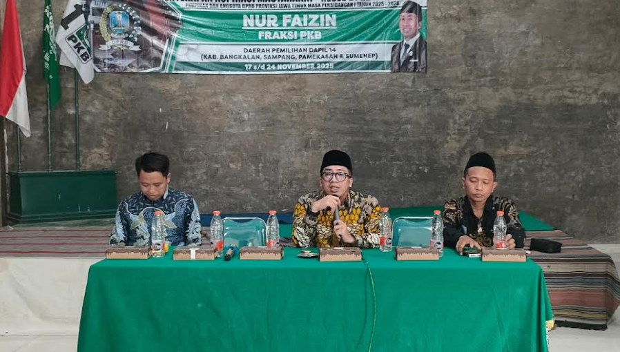Anggota DPRD Jatim Nur Faizin saat berdialog dengan pelaku UMKM dalam kegiatan reses di Sumenep (18/11/2025).