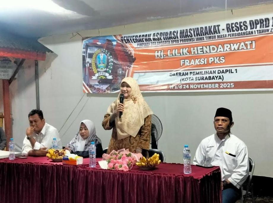 Anggota DPRD Jatim Lilik Hendarwati saat menyerap aspirasi warga dalam kegiatan reses di Surabaya, Rabu (19/11/2025).