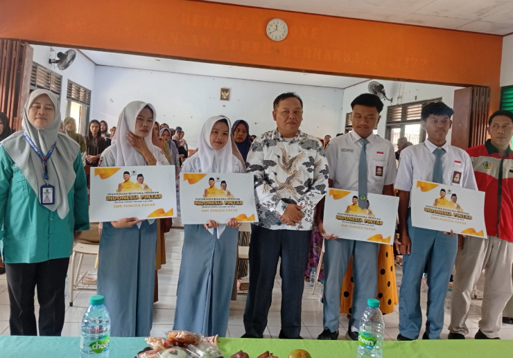 Anggota DPRD Jatim M. Hadi Setiawan saat menyerap aspirasi wali murid dan guru di SMK Pemuda Papar, Kediri.