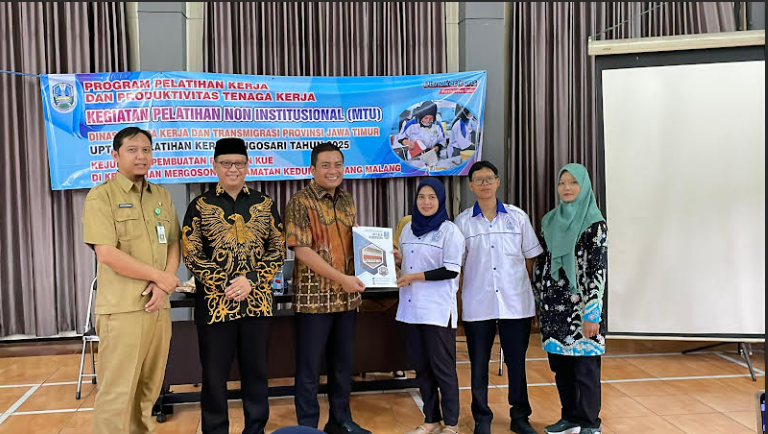 Dr. Puguh Wiji Pamungkas saat menutup pelatihan MTU BLK Singosari dan mendorong pemberdayaan ibu-ibu Mergosono untuk menekan pengangguran di Malang Raya.