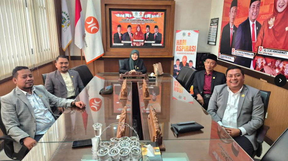 Lilik Hendarwati saat memberikan pernyataan terkait dukungan Fraksi PKS DPRD Jatim untuk membantu korban bencana di Sumatera, Jumat (05/12/2025).